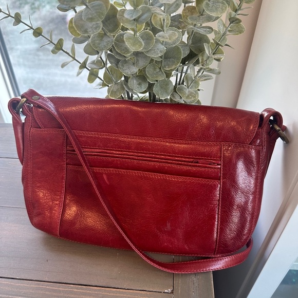 Vibrant Red Leather Crossbody Bag with Adjustable Strap - Picture 2 of 4